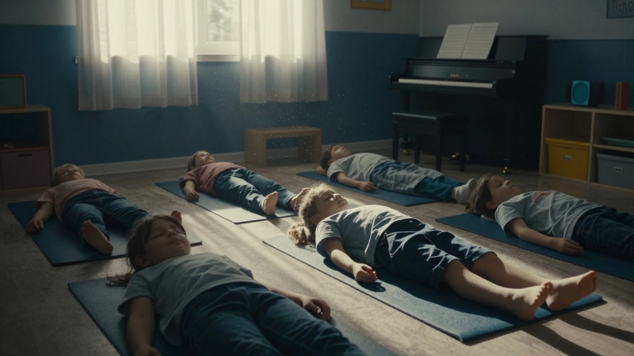 Дети лежат с закрытыми глазами в тишине, слушая музыку, мягкий свет падает на пол.