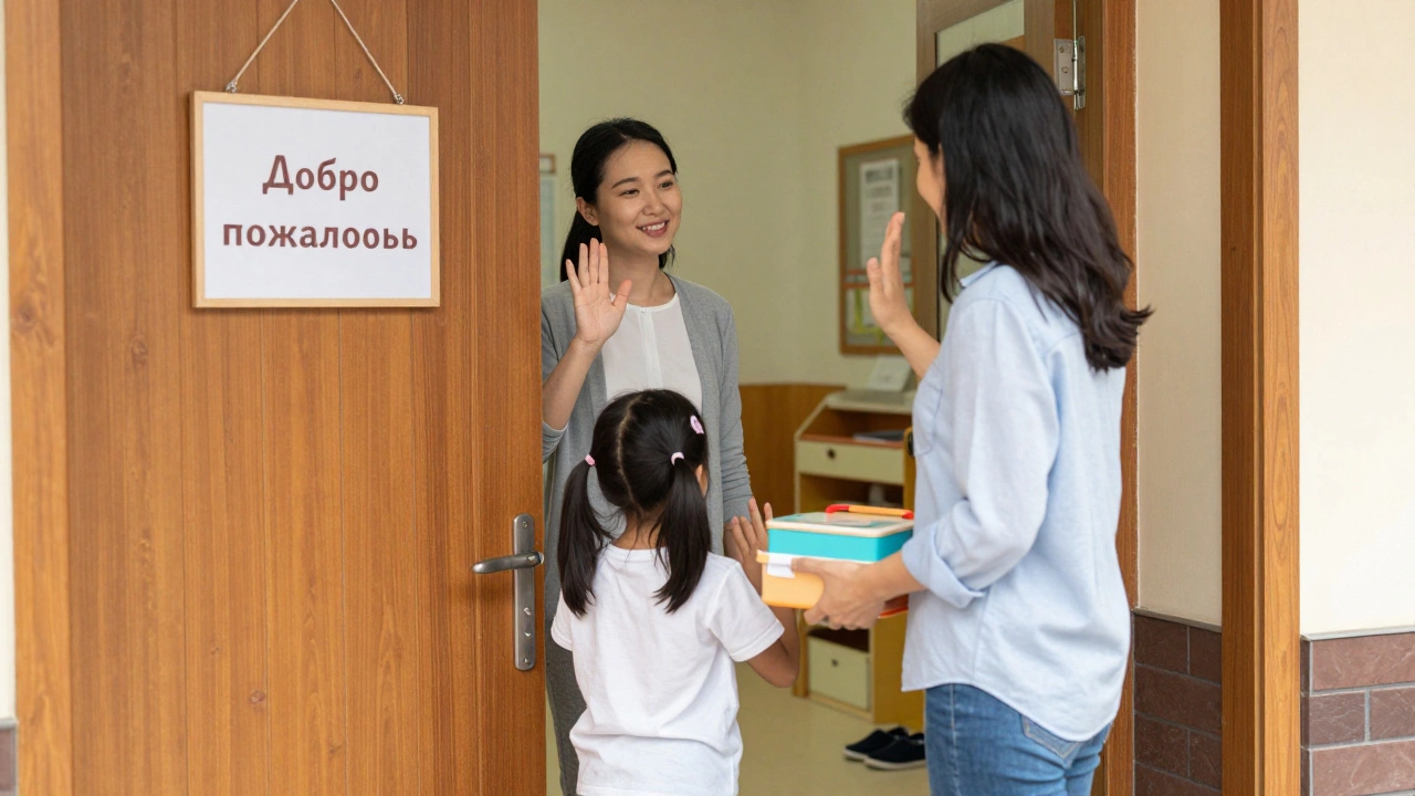 Родитель прощается с ребёнком у входа в детский сад, не оставляя еду и не используя телефон.